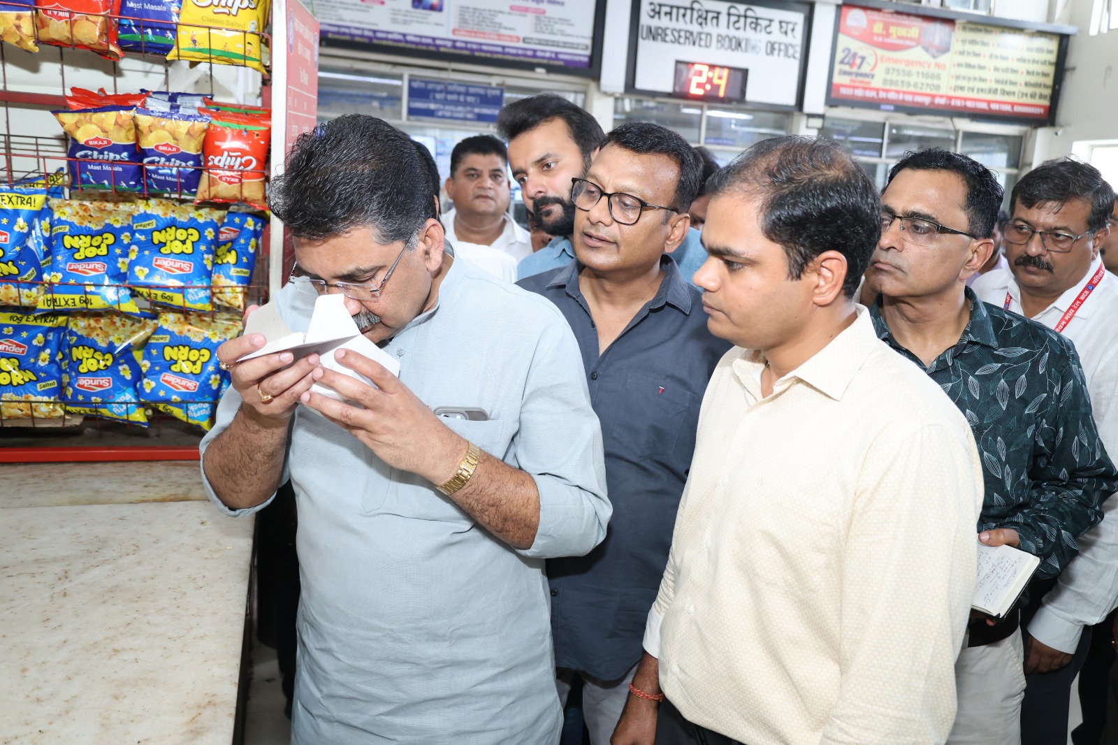 सांसद ने कहा 5 बजे के बाद क्यों बंद हो जाती है आरक्षण विंडो को स्टेशन पहुंचकर यात्री सुविधाओं का लिया जाएगा 3 1748511273 WhatsApp Image 2025 05 29 at 5.21.55 AM